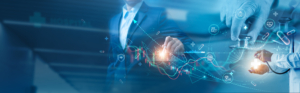 Medizinische Fachkräfte interagieren mit futuristischen digitalen Schnittstellen, darunter Grafiken von Herzschlägen, DNA-Strängen und anderen medizinischen Symbolen, vor einem blauen Hintergrund.