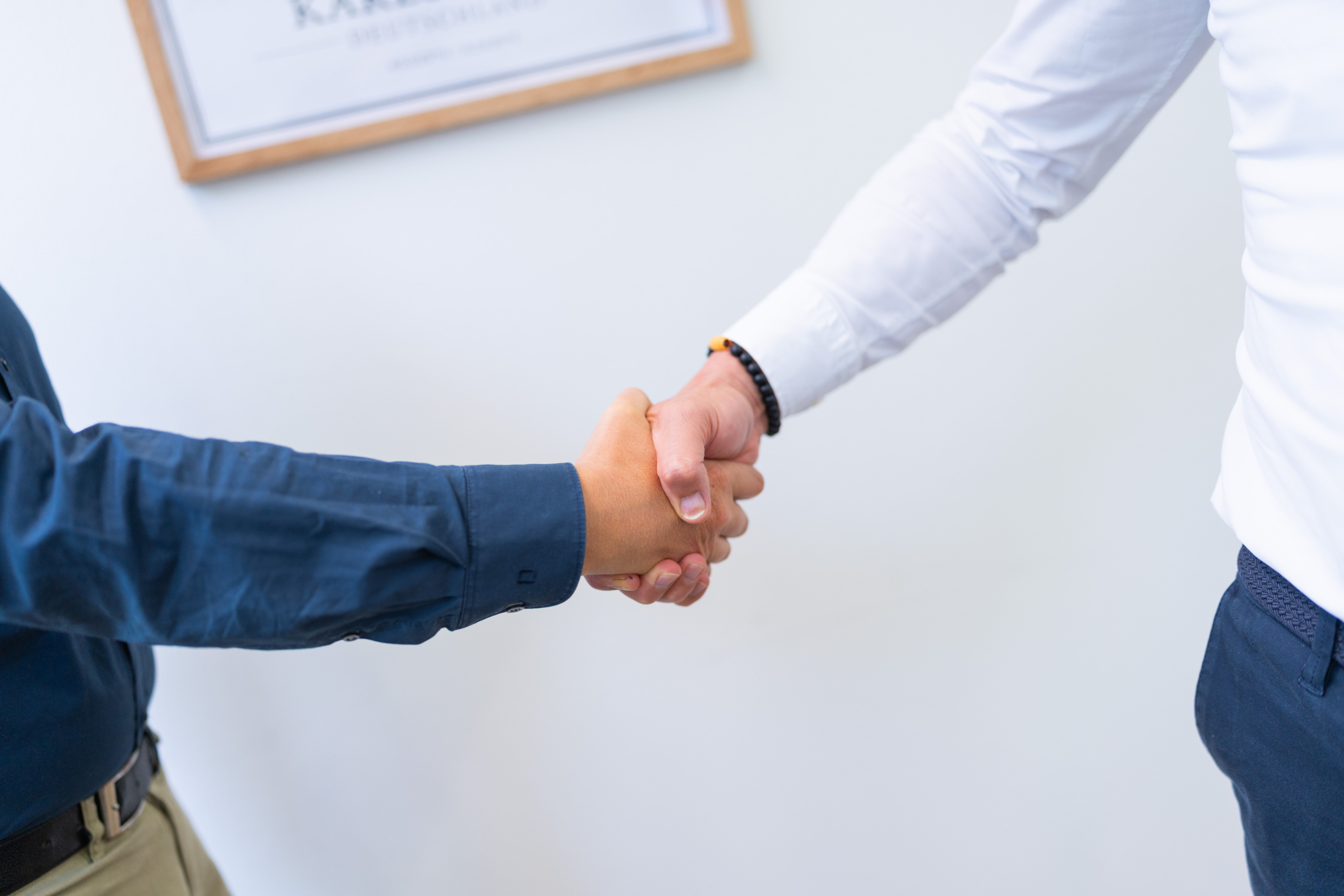 Laptop mit Hand und vielen verbundenen Ordnersymbolen