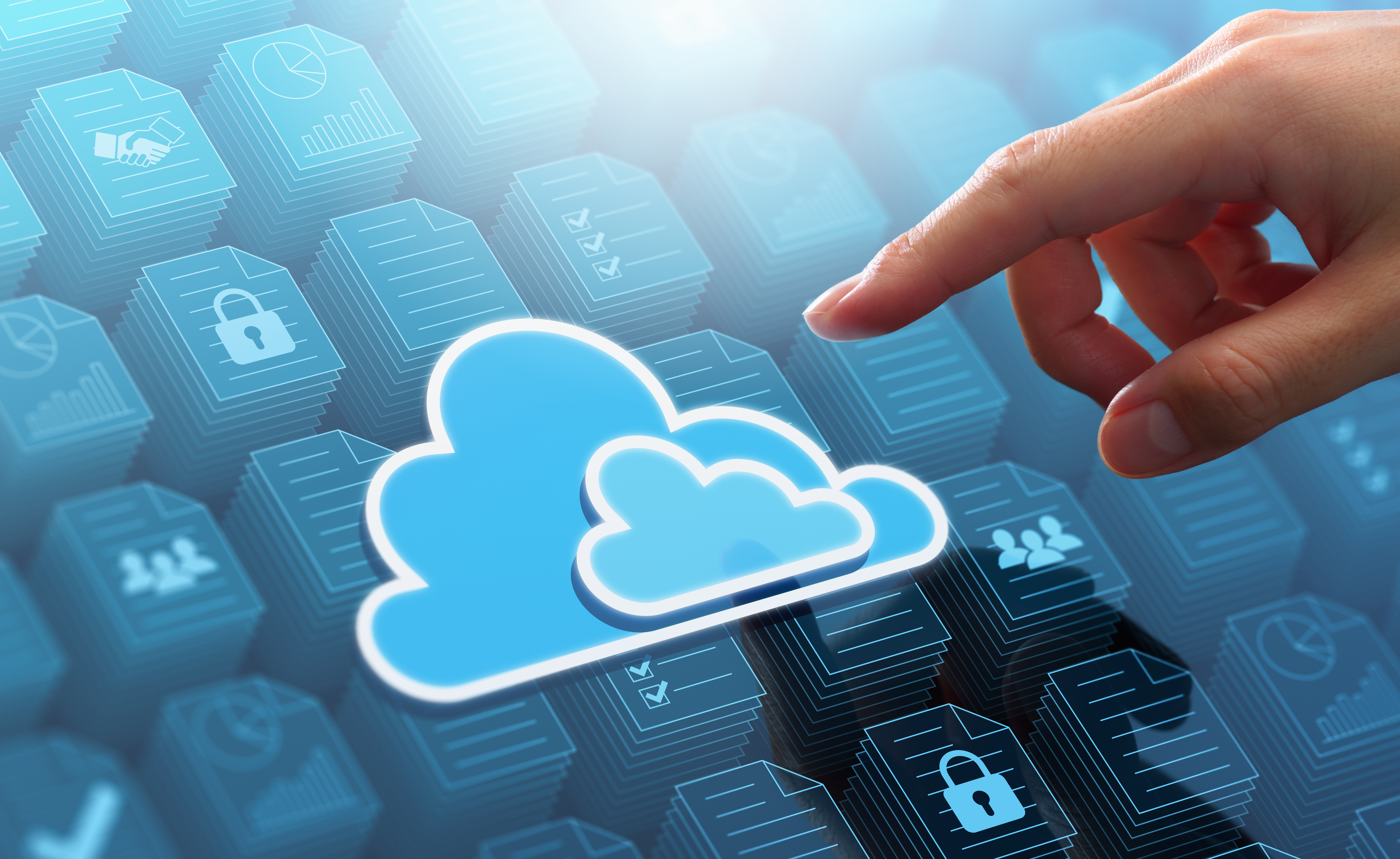 Laptop mit Hand und vielen verbundenen Ordnersymbolen