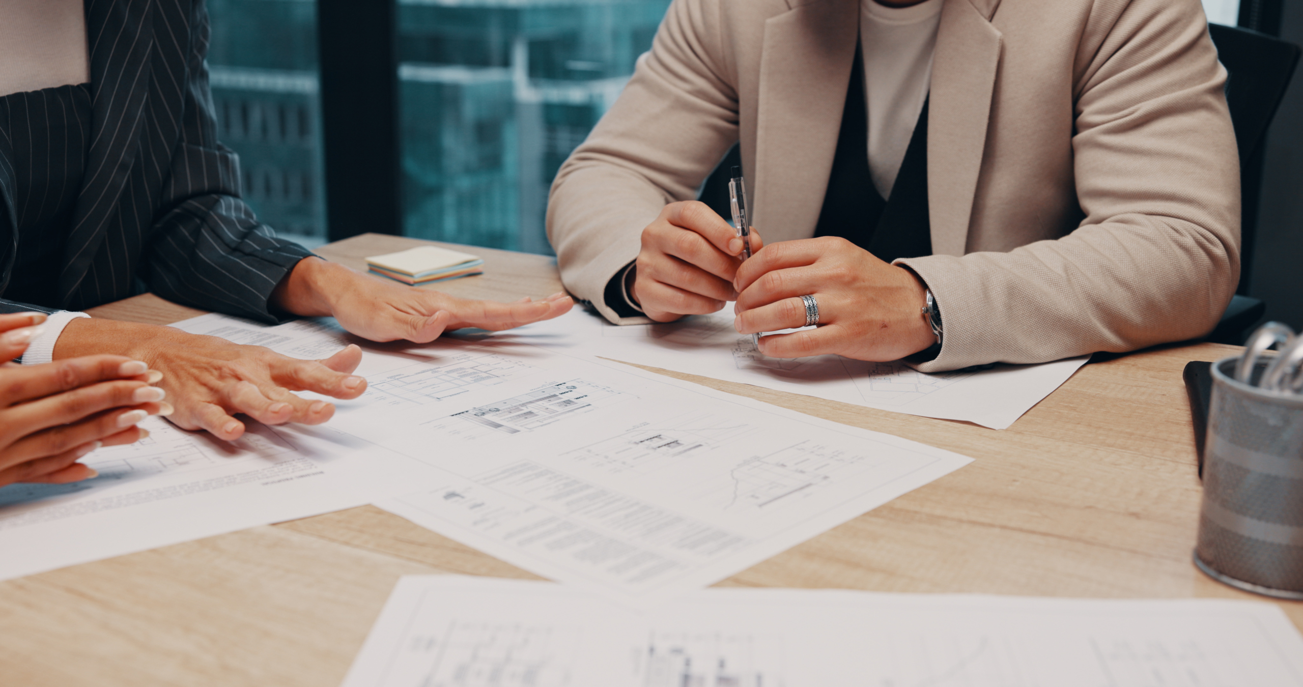 Laptop mit Hand und vielen verbundenen Ordnersymbolen