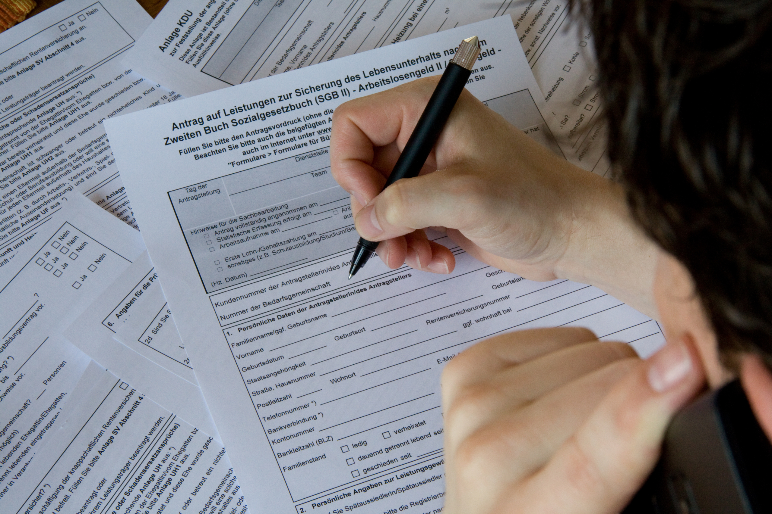Laptop mit Hand und vielen verbundenen Ordnersymbolen