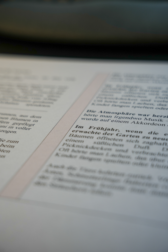 Laptop mit Hand und vielen verbundenen Ordnersymbolen