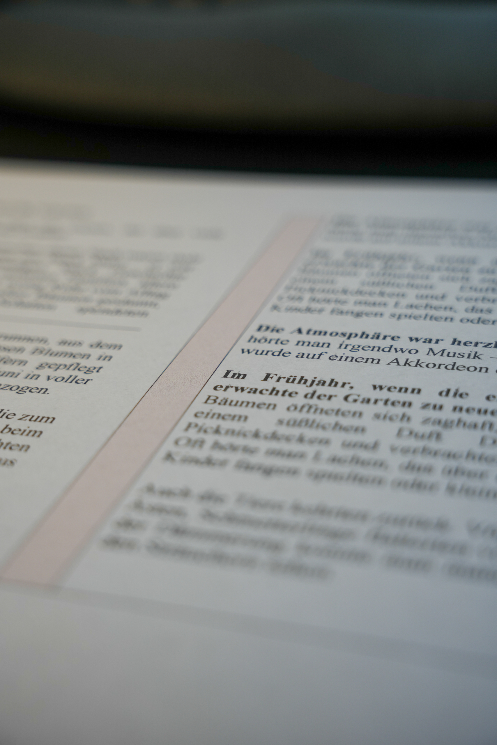 Laptop mit Hand und vielen verbundenen Ordnersymbolen